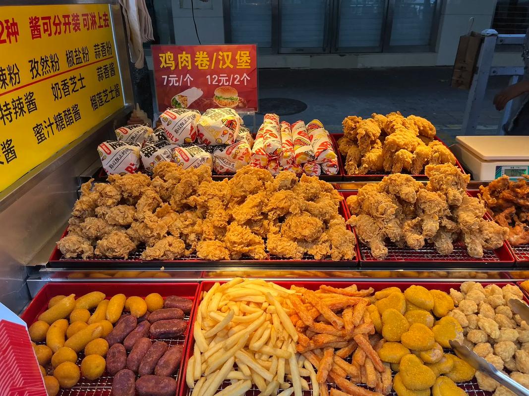 日前,流动摊贩乱摆卖现象回潮,不少市民建议合理规划摆摊区域 地摊经济要搞活 规范经营不能少