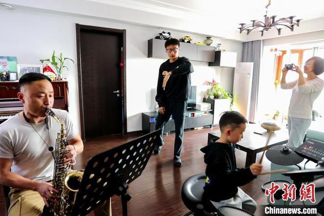 (新春走基层)西安铁路夫妻别样的“家庭乐队”