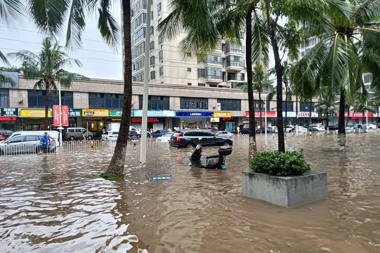 海南多地遭遇特大暴雨 部分市县出现严重积涝