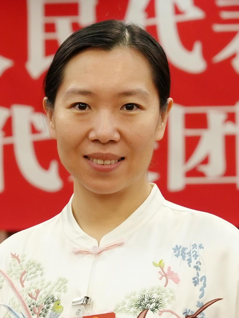看到健身器材伤人的报道后,李晓霞代表深入调研公共健身器材“健康”状况