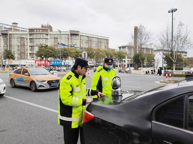 疑运管人员在高铁站外查黑车,被顶在车头开出数米远,当地多部门回应