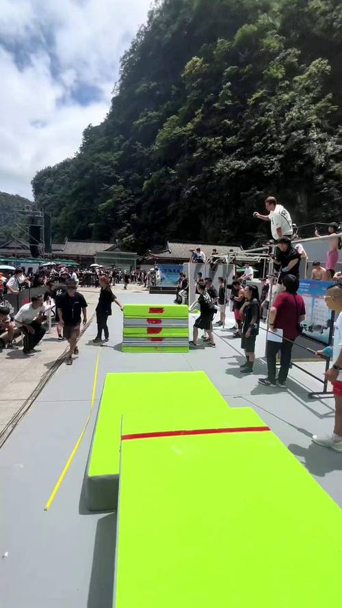 2024天门山跑酷大赛启幕 逾70名选手“云纵天梯”