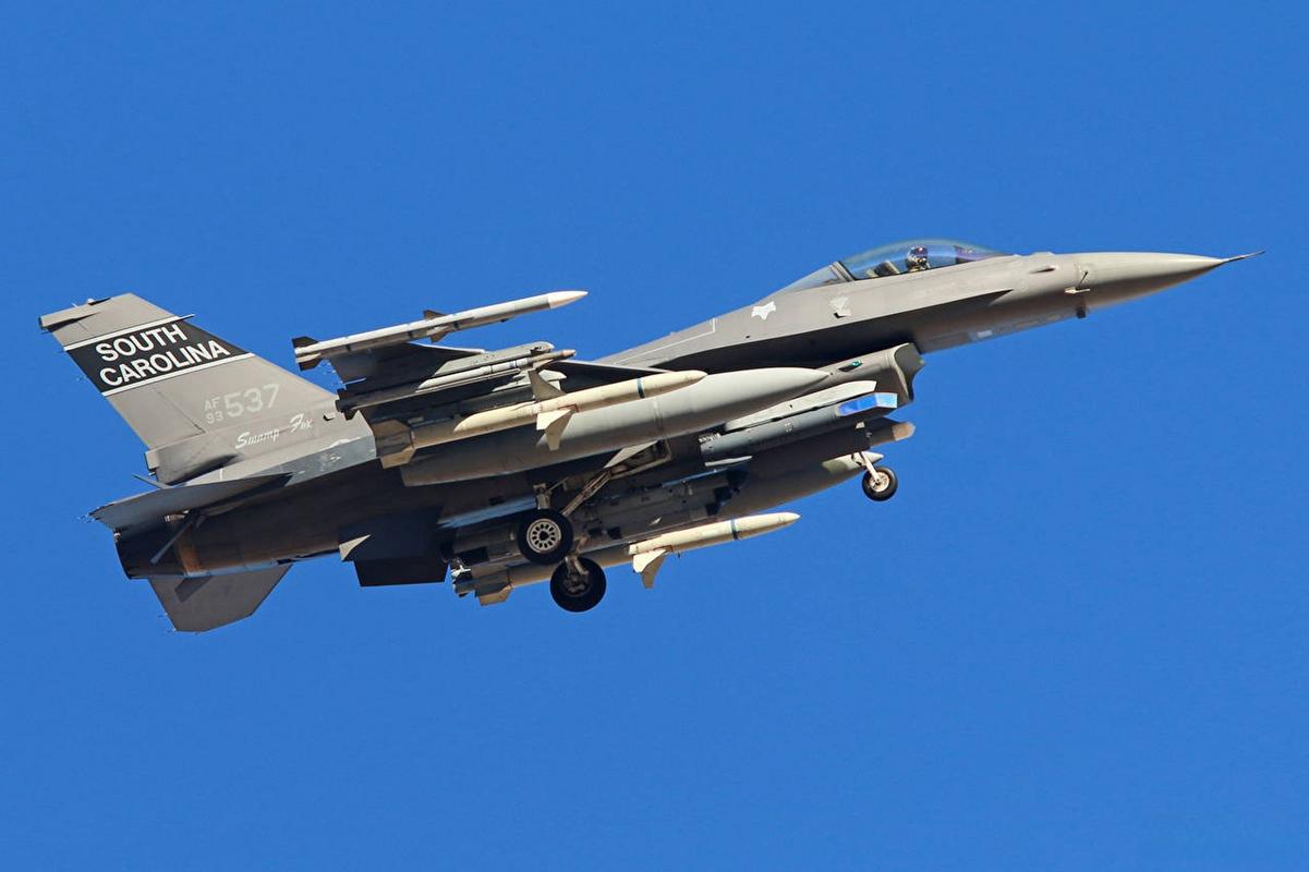 驻韩美军一架F-16战斗机飞行中油箱掉落
