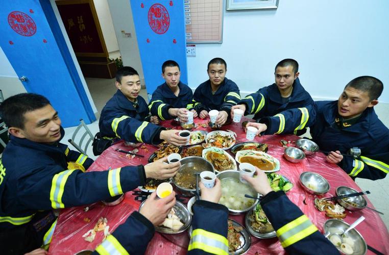 (新春走基层)浙江杭州:消防救援站内的一场“年夜饭”