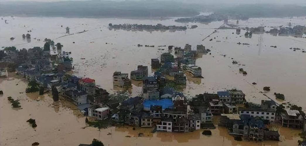 长江第1号洪水已经形成,南方的暴雨大暴雨还在下!这个地方的雨也较常年同期偏多2倍
