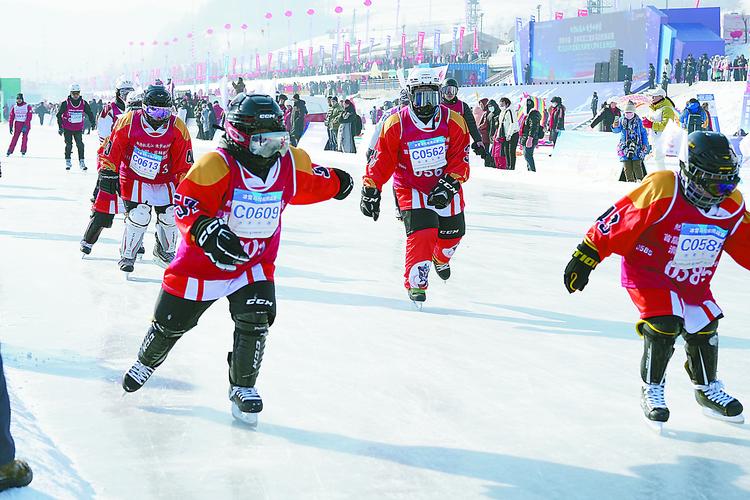 近三千选手在吉林白山挑战滑冰马拉松等冰雪赛事