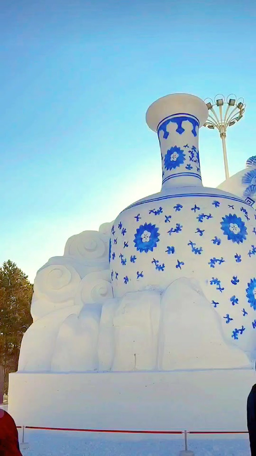 青花瓷雪雕、“雪墨画”……又是被尔滨雪雕“硬控”的一天
