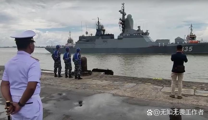 风浪中模拟救援 中印尼海军分队举行海上课目联合演练
