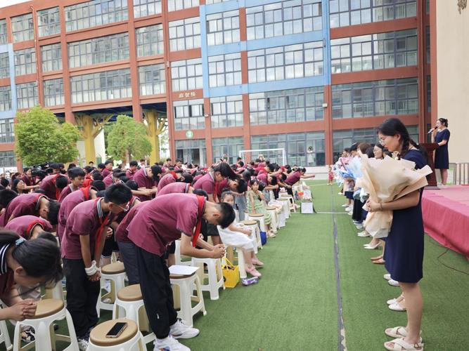 这场小学毕业班会 仪式感拉满