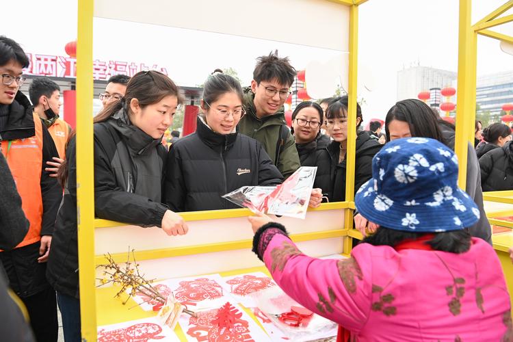 (新春走基层)高寒冬夜为旅客铺就平安旅途:检修10分钟后“须发皆白”