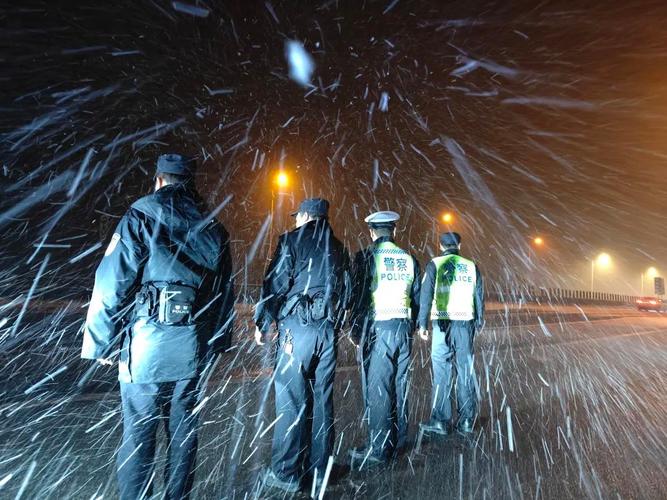 风雪中的 警民情