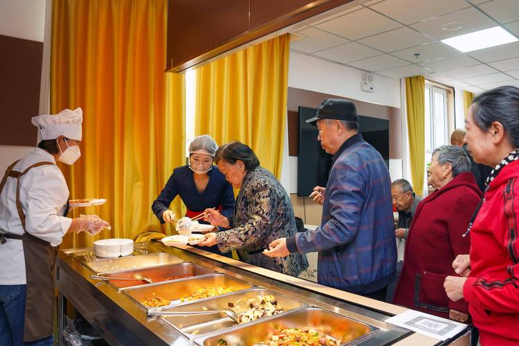 青海民和震后集中安置点:民众喜迁新居 幸福食堂开餐