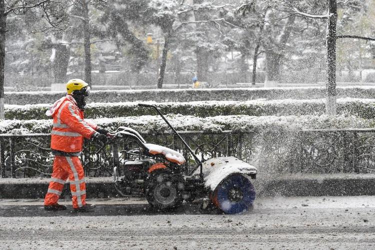 雨雪冰冻天气来袭 多地采取措施保春运保民生