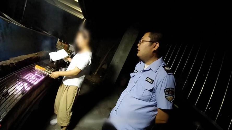 男子报警称“四五个人在家要强奸他老婆”,警方到现场却发现他老婆正在卖烧烤