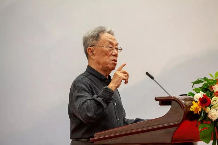 新疆首届天山文学奖颁奖 王蒙获杰出贡献奖
