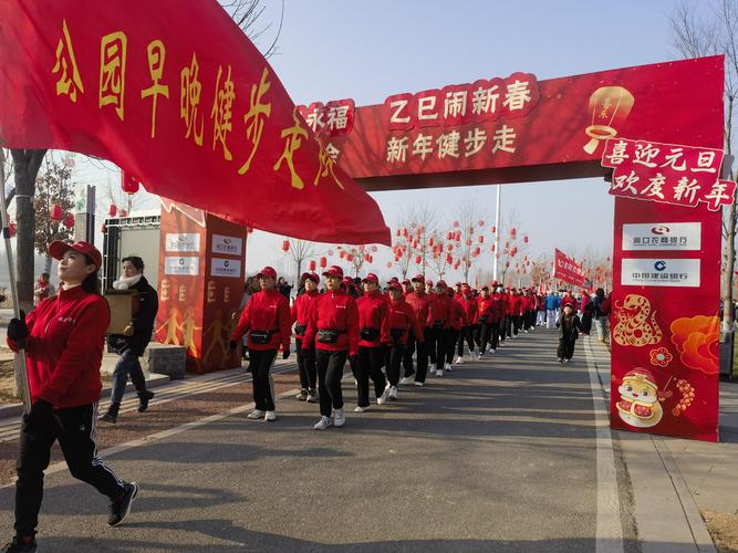 湖北宜昌万余民众“跨江长跑”迎新年