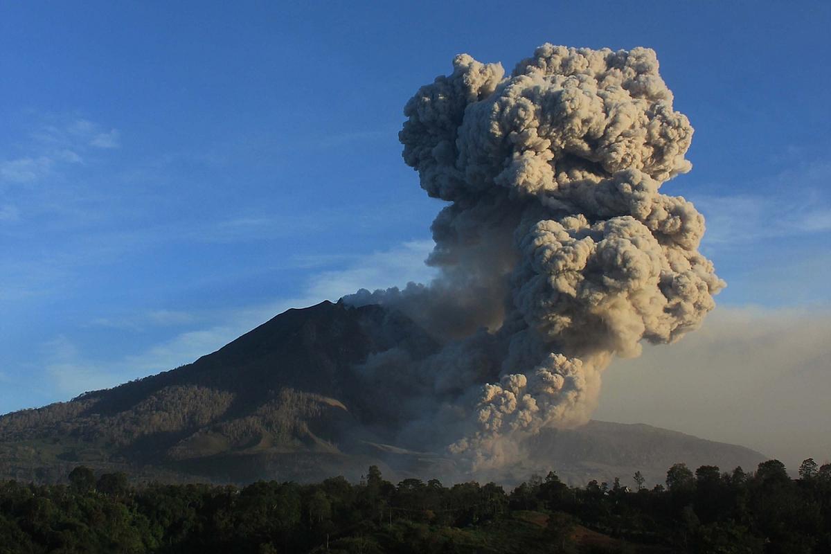 印尼一火山喷发影响超万人,附近居民:没有提前察觉到任何信号