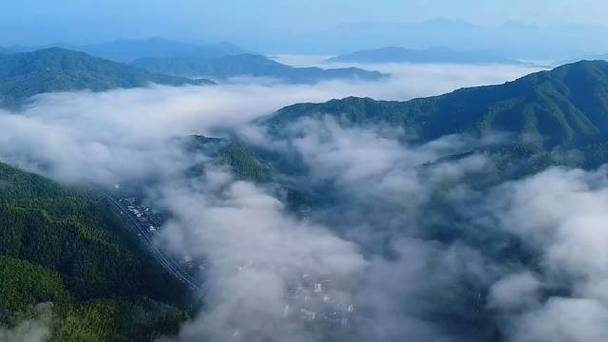 组图|湖南祁东:云雾缭绕 库区景美