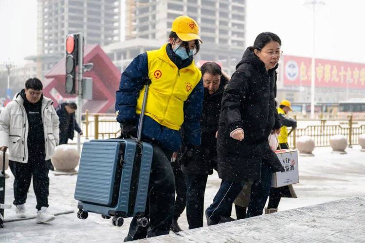 (新春走基层)草原铁路干线上的风雪守路人