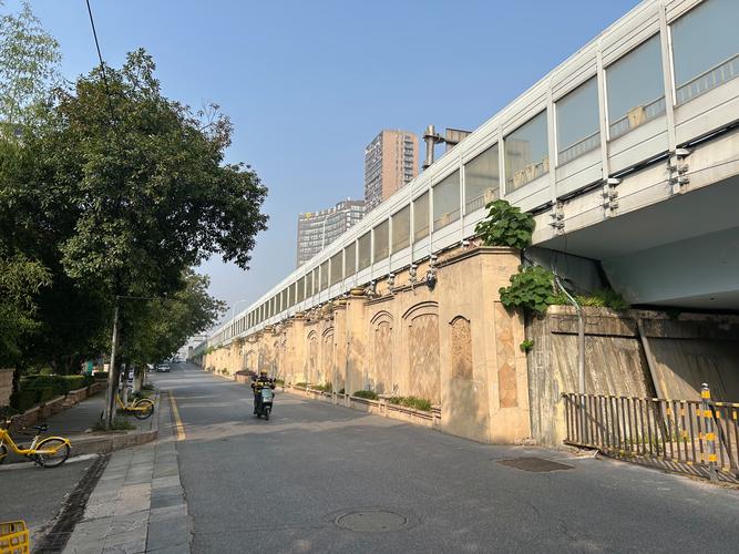 围墙阻断地铁口和小区间通道居民出行难 社区:被围地块待开发,项目完工后有望打通