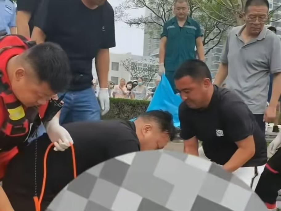 痛心!山东聊城一男子带两孩子落水,派出所:三人溺亡,孩子踩青苔滑落,父亲跳水救人