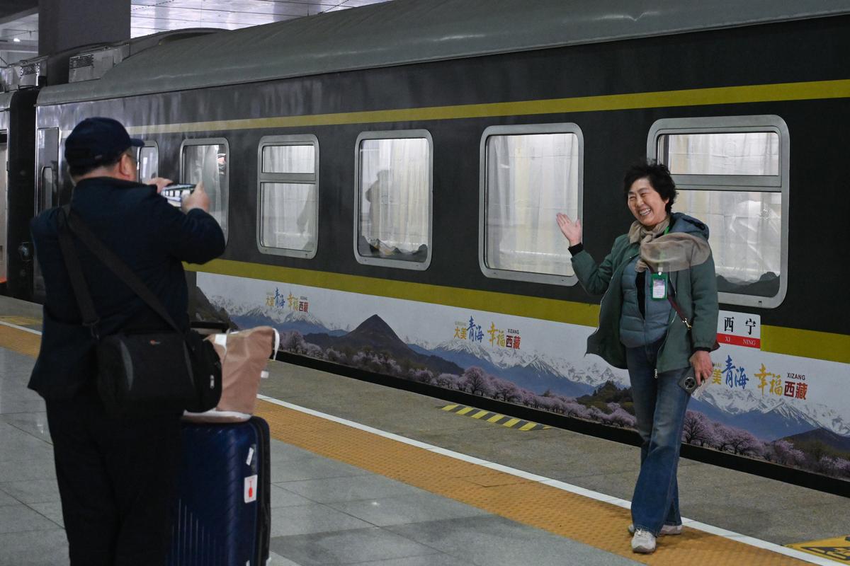 青藏铁路今年首趟旅游专列开行