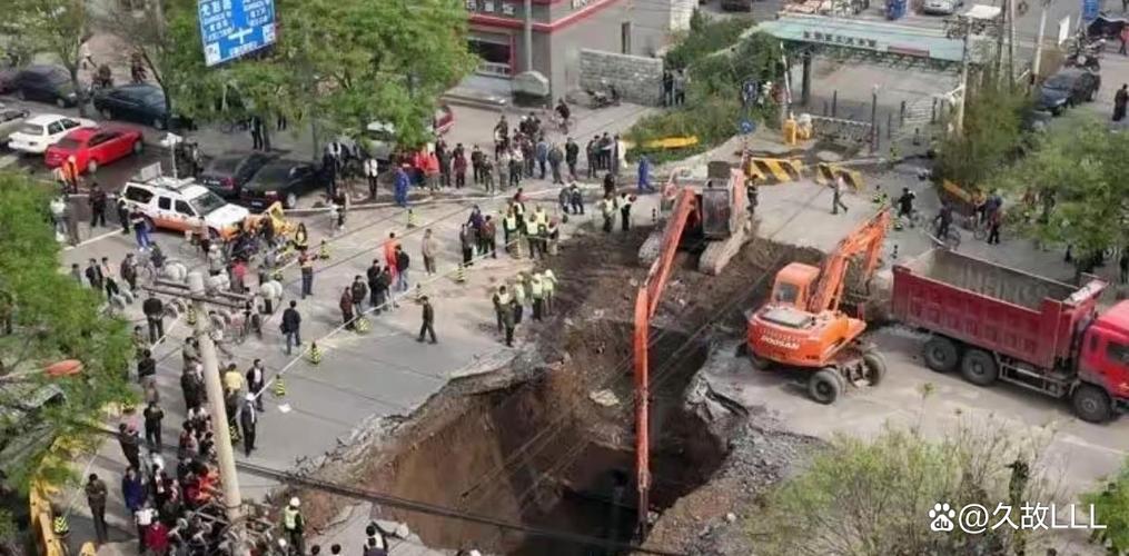 西安在建地铁施工中突发涌水涌砂造成部分路面塌陷 现场无人员伤亡