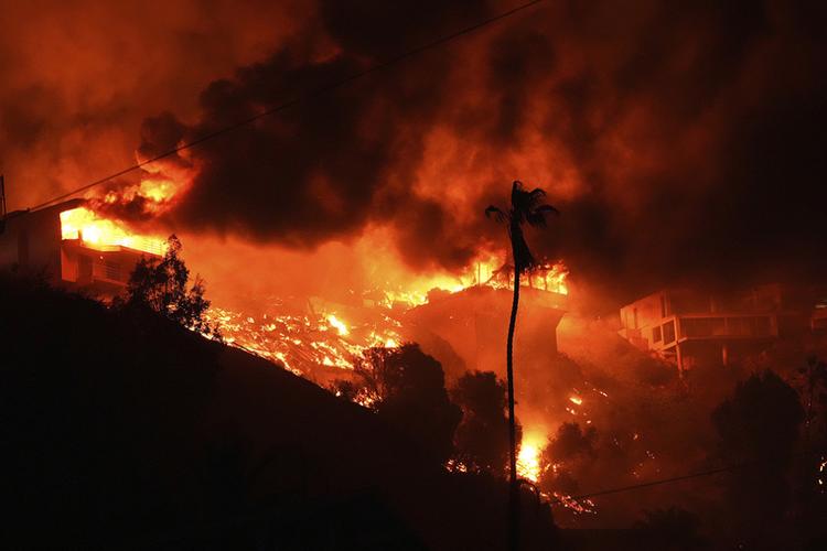 美国加州野火仍在燃烧 至少27人因火灾死亡