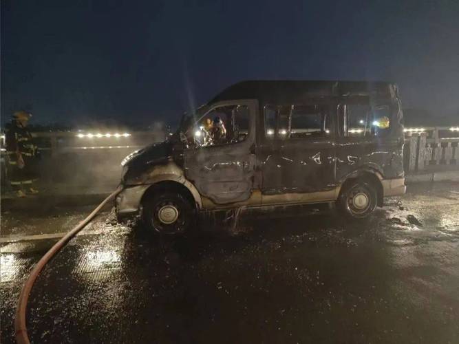 路遇旅游大巴冒出滚滚浓烟 海口4名公交司机相继停车帮忙灭火