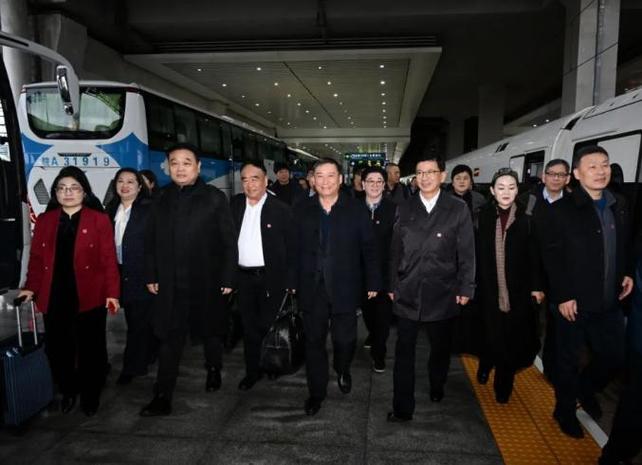 出发！在皖全国人大代表赴京参会