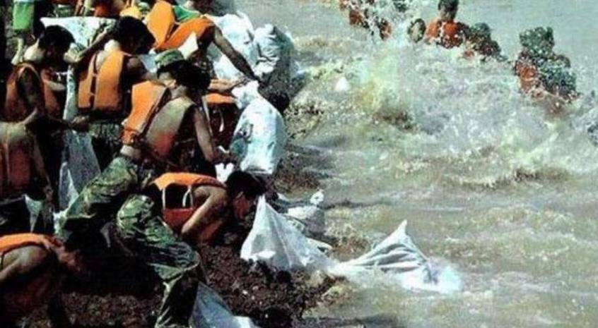 退役老兵在洪水中“冲浪” 划着桨板救下50多人