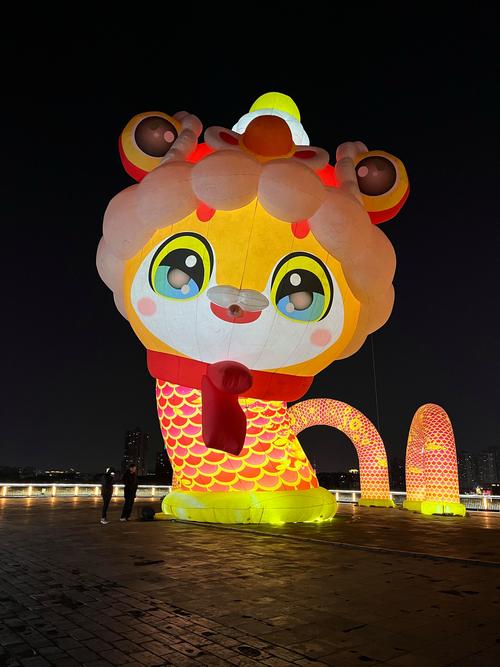 满满年味!蛇元素花灯成新宠 造型灵动吸引眼球