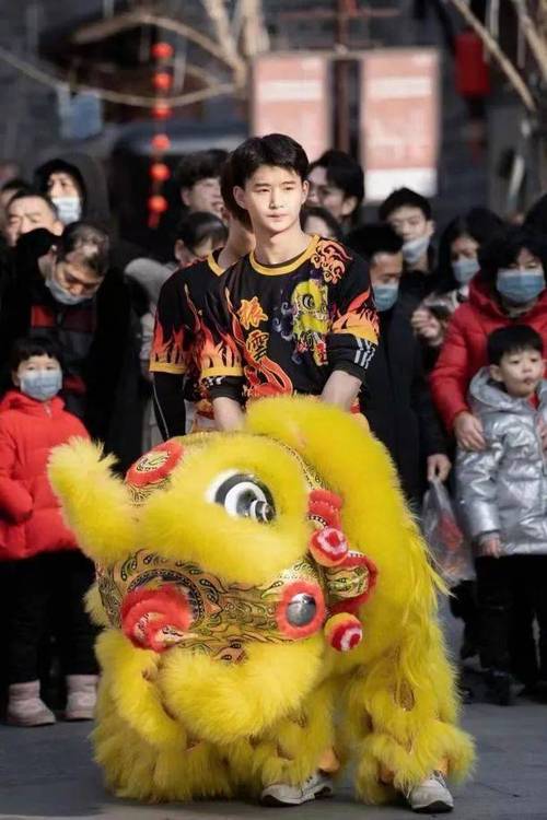 爱舞狮的秘鲁青年