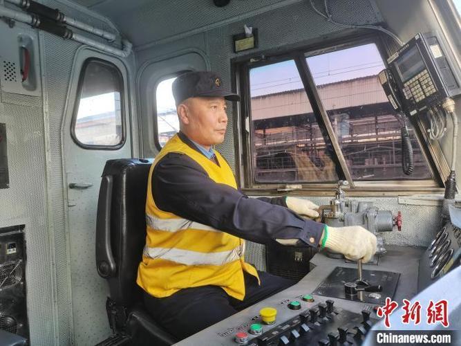 (新春走基层)坚守“公益慢火车”最后一班岗