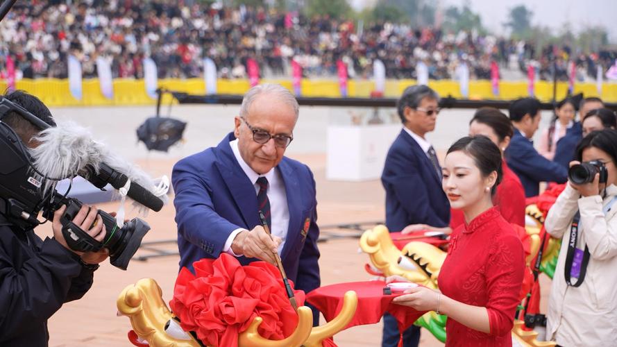龙舟运动“圈粉”沪上外国人 国际组参赛名额“一位难求”