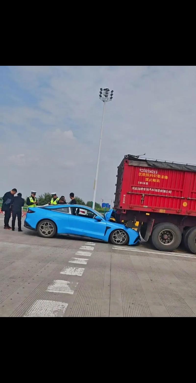 高速应急车道修车引追尾 货车司机身体被卡