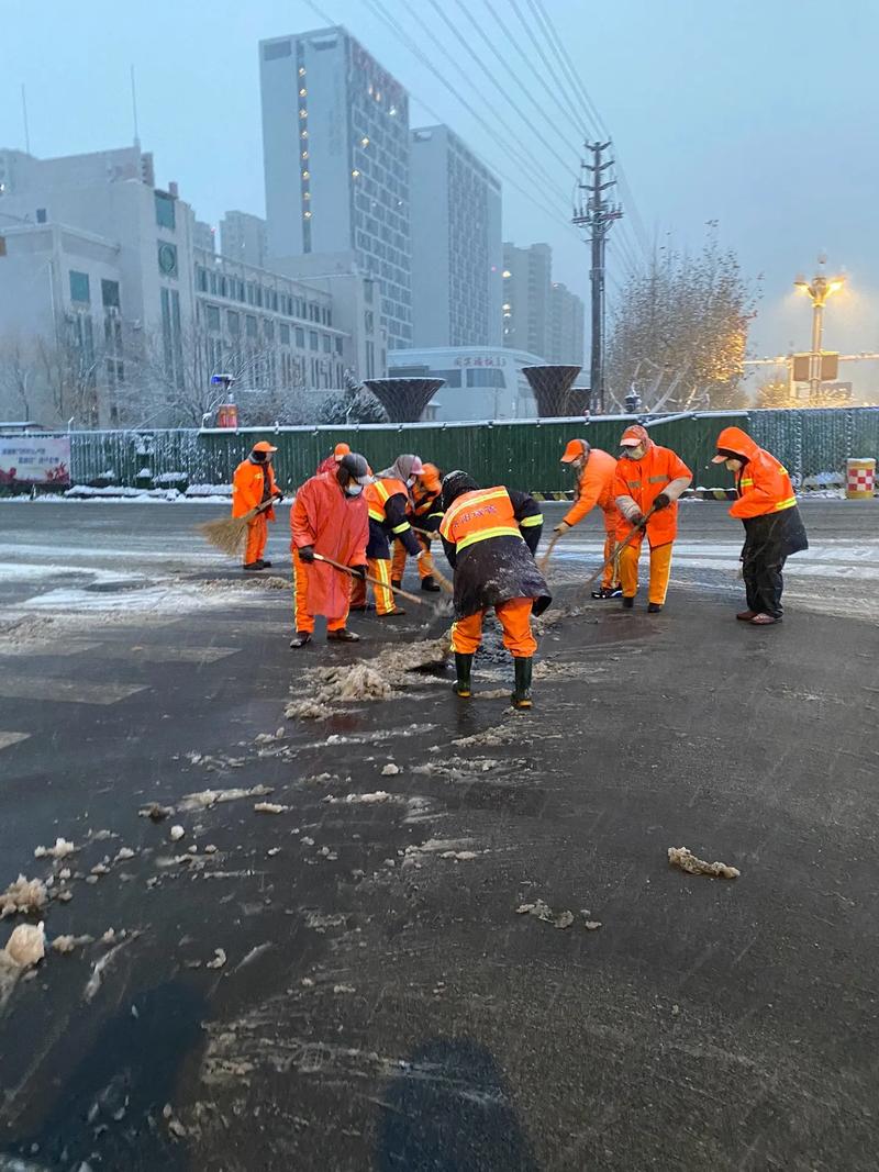不畏冰冻严寒 合肥万余环卫工人抗击冰雪