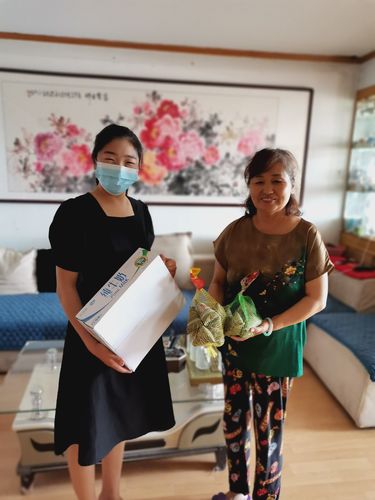 雁南街道南河社区举办端午节慰问特困户活动