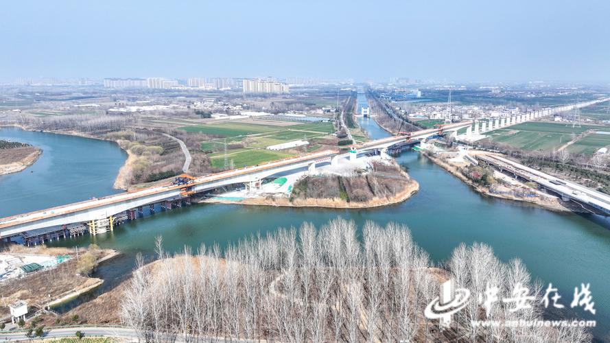 阜淮铁路全线首个跨高速公路连续梁合龙