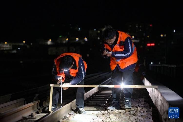 (新春走基层)铁路桥梁工:“飞檐走壁”检修忙