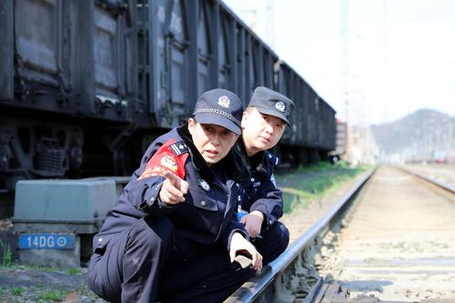 丽江铁警师徒的“第一次”和“最后一次”春运