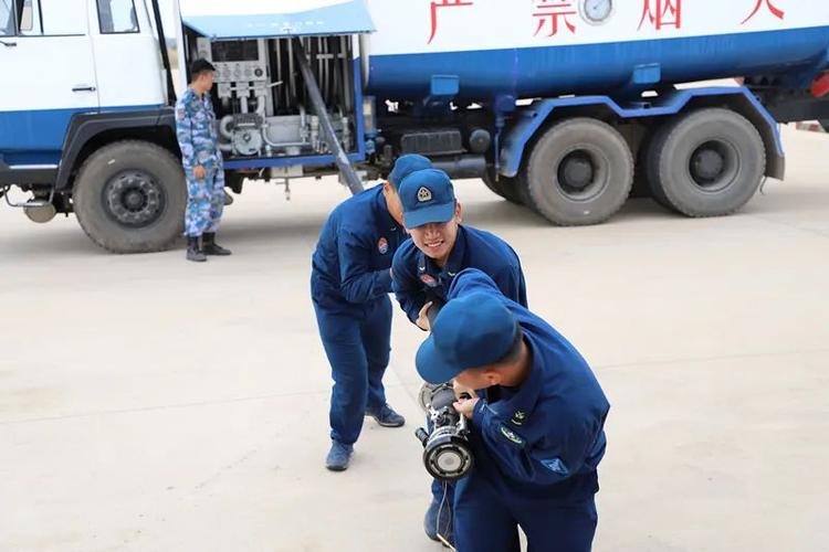 道面巡检、伞具发放、油料补给……一组图片看战机飞行保障训练