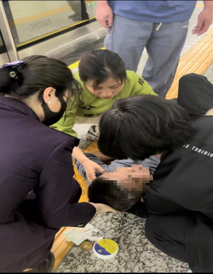 长沙地铁上男子突然昏倒全身青紫,这名护士长果断出手