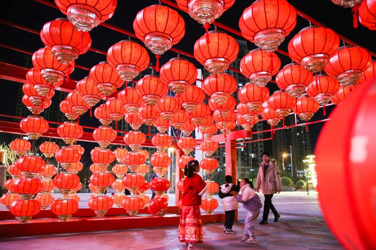 (新春见闻)龙年春节景观暖亮京城 民众走街串巷觅年味儿