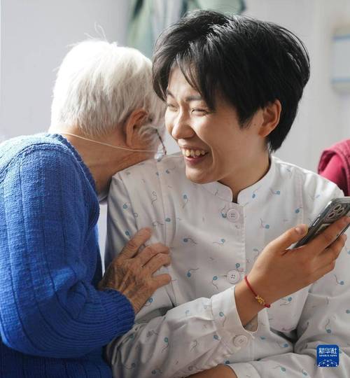 新华全媒+·图片故事丨“传声天使”的温暖守护